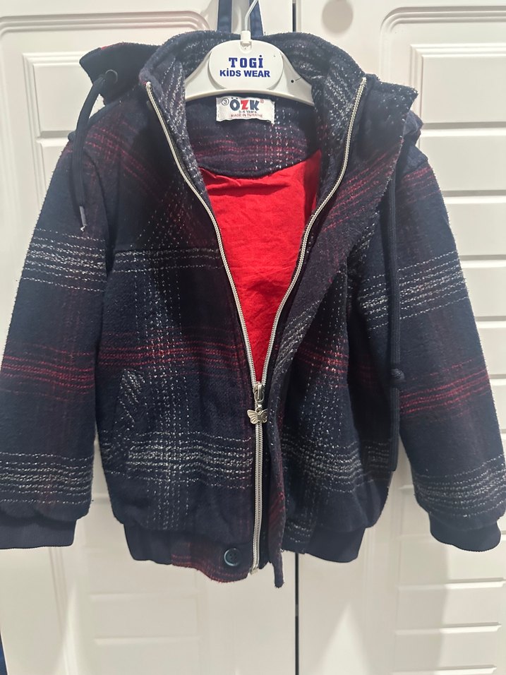 Erkek Çocuk Kırmızı Kapüşonlu Düğmeli Ceket - Görsel 2