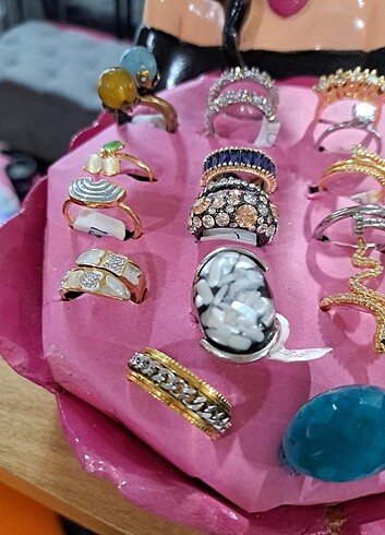 Beden Farklı modellerde çelik ve kristal taşlı yüzükler