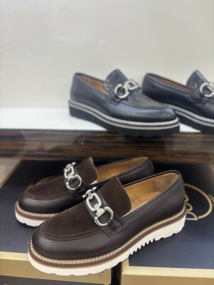 KadınKahverengi Deri Tokalı Klasik Ayakkabı - Görsel 2