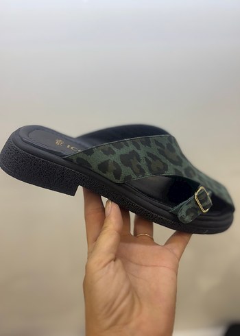 Kahverengi Yılan Desenli Kadın Terlik - Görsel 4