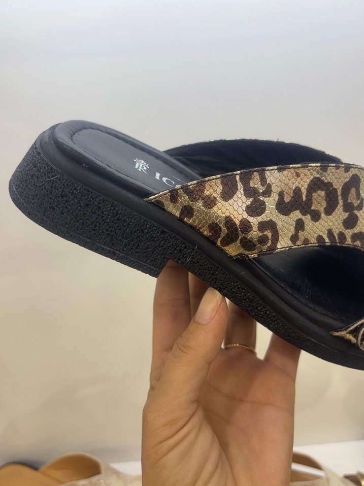 Toka Detaylı Yılan Desenli Kadın Terlik - Görsel 5