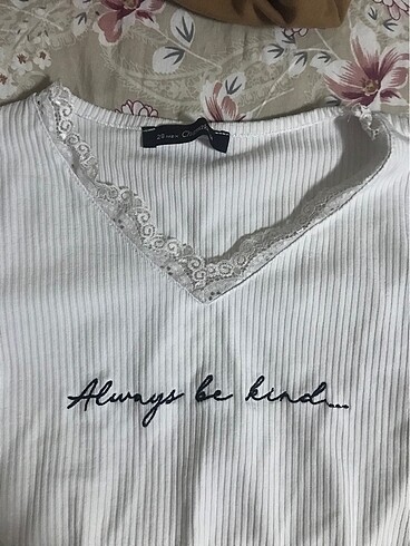 Beyaz dantel detay tişört