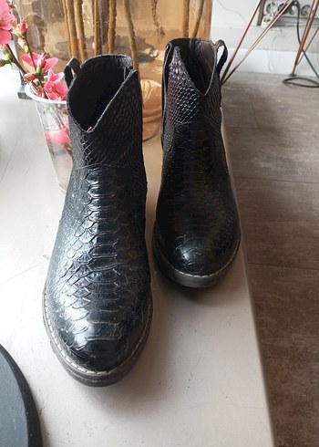 Kahve Yılan Derisi Desenli Kadın Bot - Görsel 4