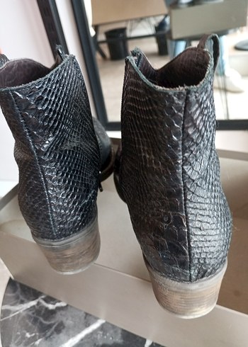 Kahve Yılan Derisi Desenli Kadın Bot - Görsel 2