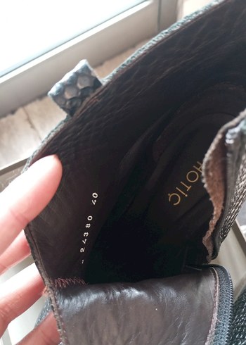 Kahve Yılan Derisi Desenli Kadın Bot - Görsel 3