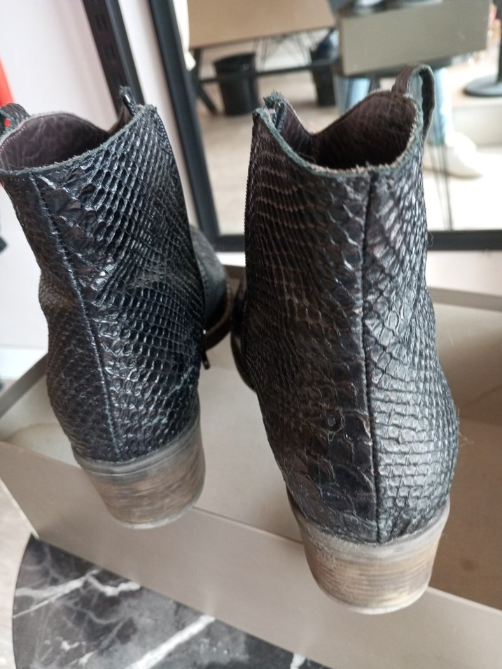 Kahve Yılan Derisi Desenli Kadın Bot - Görsel 2