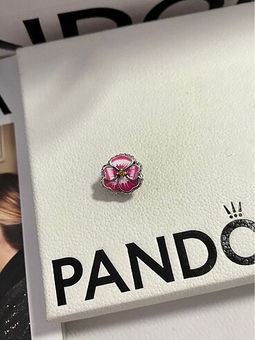 Pandora Yeni Pembe Menekşe Charm