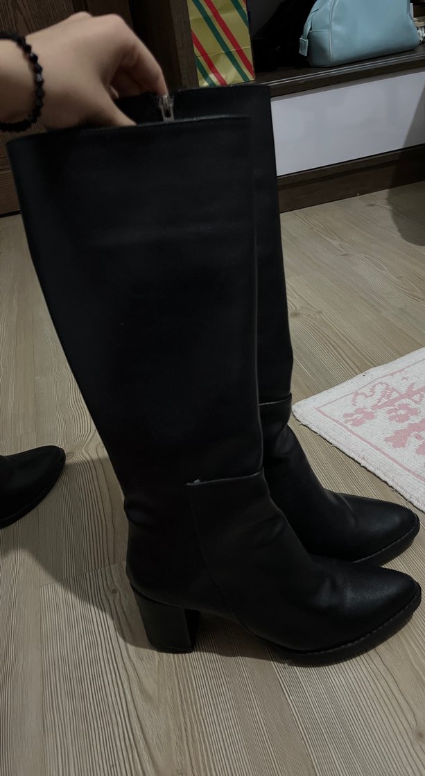 Siyah Deri Tokalı İnce Topuklu Kadın Çizme - Görsel 2