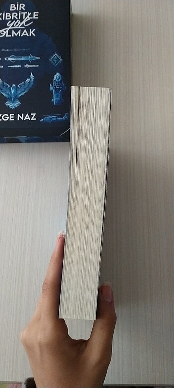 Beden Renk BİR KİBRİTLE YOK OLMAK - ÖZGE NAZ - GUARDIAN YAYINLARI