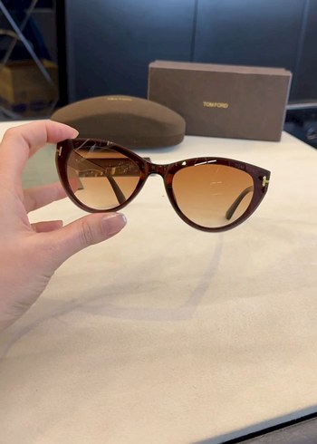 Klasik Şıklıkta Kahverengi Şeffaf Kadın Güneş Gözlüğü - Görsel 2