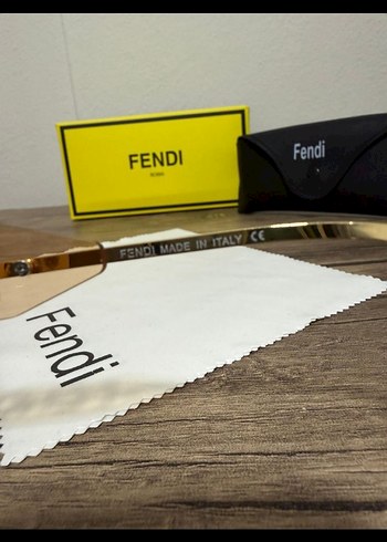 Şeffaf Bej Minimalist Kadın Güneş Gözlüğü - Görsel 4