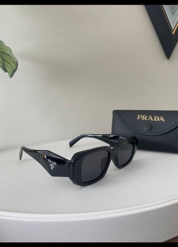 Prada Prada güneş gözlüğü