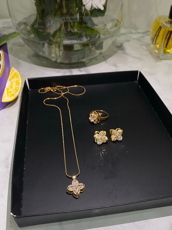 Altın Renkli Çiçek Desenli Kadın Takı Seti - Görsel 2