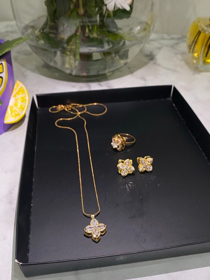 Altın Renkli Çiçek Desenli Kadın Takı Seti - Görsel 3