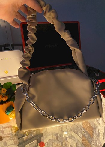 Az Kullanılmış Bej Zincir Detaylı Şık El Çantası - Görsel 5