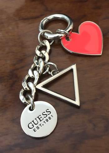 Kırmızı Kalp ve Zincir Detaylı GUESS Anahtarlık - Görsel 2