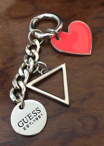 Kırmızı Kalp ve Zincir Detaylı GUESS Anahtarlık - Görsel 3