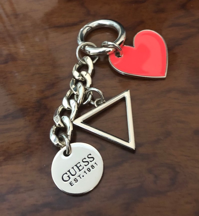 Kırmızı Kalp ve Zincir Detaylı GUESS Anahtarlık - Görsel 2