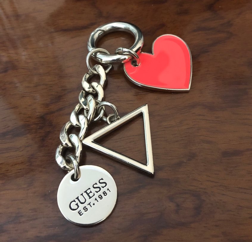 Kırmızı Kalp ve Zincir Detaylı GUESS Anahtarlık - Görsel 3