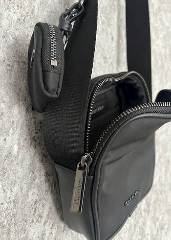 Siyah Deri Fermuarlı Unisex Çanta Calvin Klein