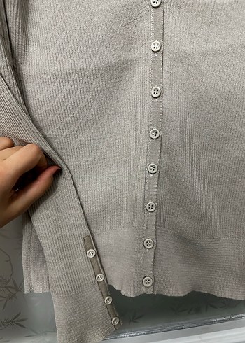 Bej V Yaka Düğmeli Kadın Hırka - Görsel 2