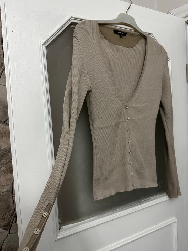 Bej V Yaka Düğmeli Kadın Hırka - Görsel 3