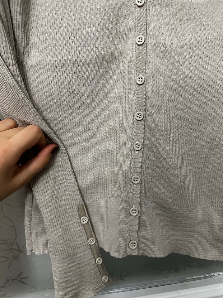 Bej V Yaka Düğmeli Kadın Hırka - Görsel 2