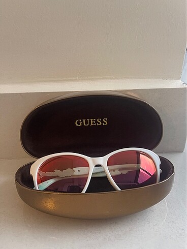 Guess güneş gözlüğü