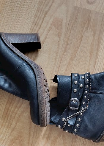 Tokalı Siyah Deri Topuklu Bot - Görsel 4