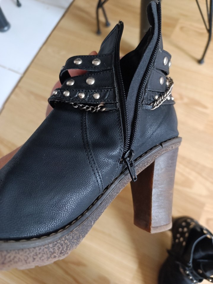 Tokalı Siyah Deri Topuklu Bot - Görsel 3