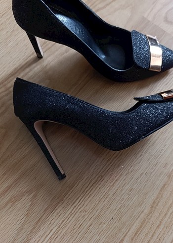 Siyah Parlak Yılan Desenli Tokalı Topuklu - Görsel 2