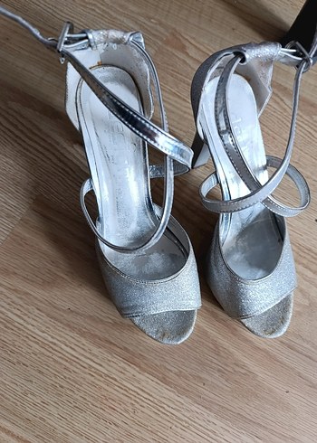 gri parlak platform topuklu ayakkabı - Görsel 2