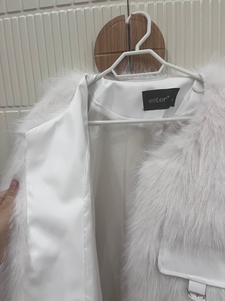 Beyaz Suni Kürk Detaylı Midi Ceket - Görsel 5