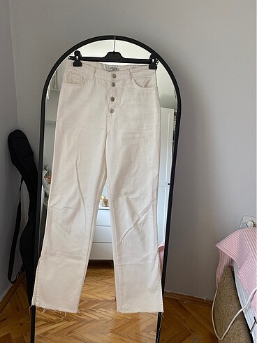 Yırtmaçlı beyaz jean