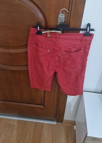 Kırmızı Kemerli Kadın Bermuda Şort - Görsel 2