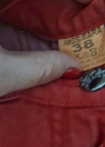 Kırmızı Kemerli Kadın Bermuda Şort - Görsel 3