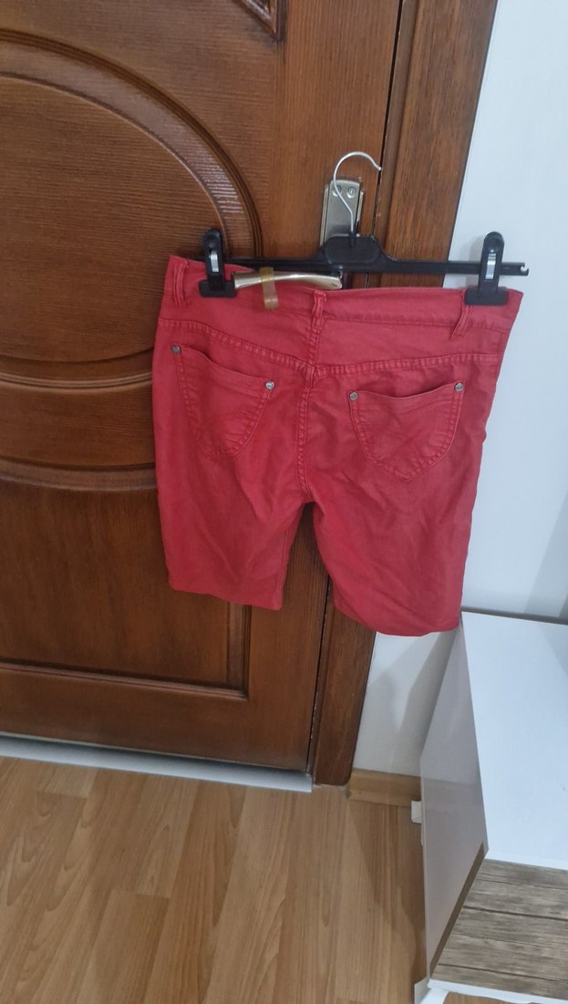 Kırmızı Kemerli Kadın Bermuda Şort - Görsel 2