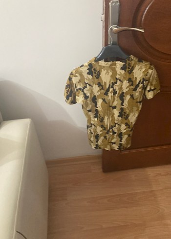 Diğer Altın Kamuflaj V Yaka Mini Bluz