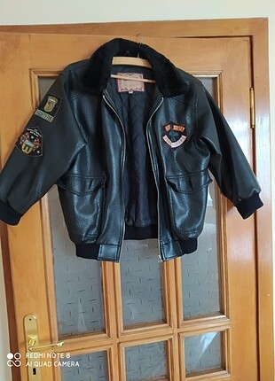9- 10 yaş arası kullanılanbilen deri mont hiç bir sorunu yoktur.