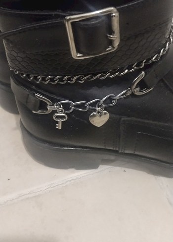 Parlak Siyah Deri Kemerli Gotik Botlar 32 - Görsel 3