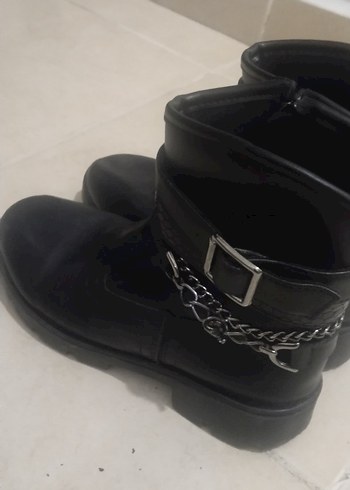 Parlak Siyah Deri Kemerli Gotik Botlar 32 - Görsel 5