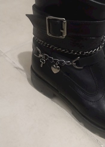 Parlak Siyah Deri Kemerli Gotik Botlar 32 - Görsel 9