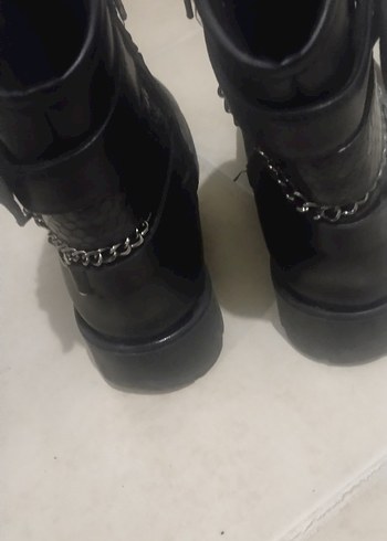 Parlak Siyah Deri Kemerli Gotik Botlar 32 - Görsel 2