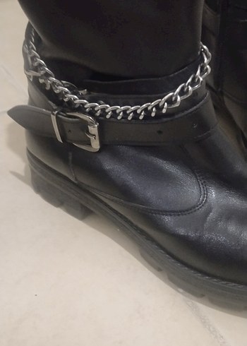 Siyah Zincir Detaylı Gotik Kadın Bot - Görsel 5