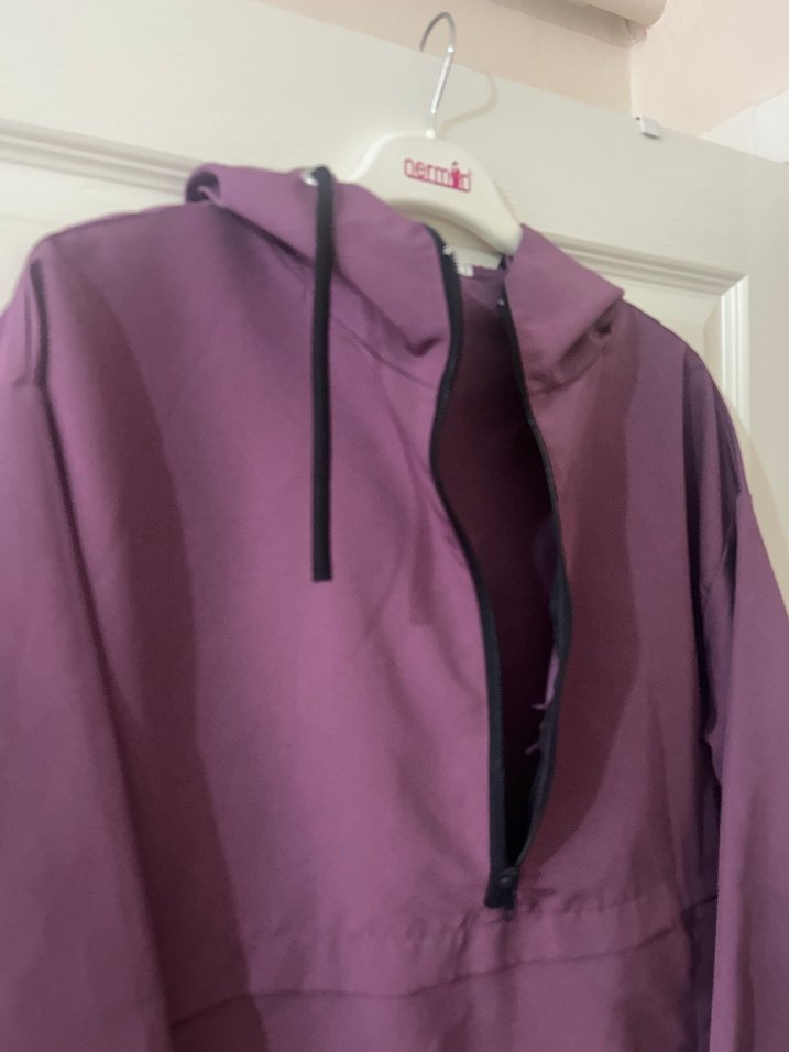 Mor Kapüşonlu Kadın Yağmurluk - Görsel 2