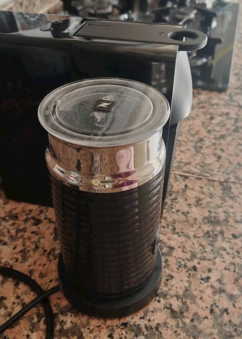 Beden Nespresso Siyah Kahve Makinesi ve Köpürtücü