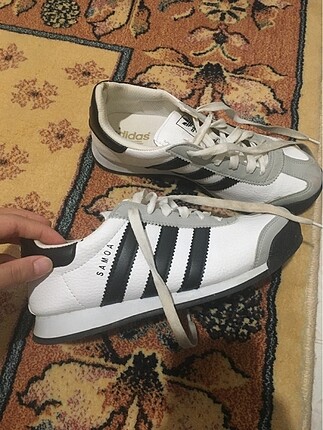 Samoa marka adidas spor ayakkabı orjinaldir bu arada arkadaşlar 