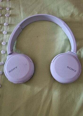 Sony kablosuz kulaküstü kulaklık.