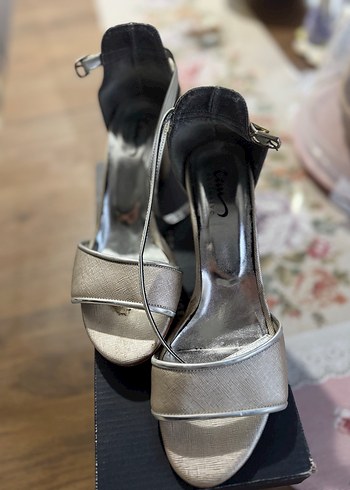 Beyaz Yılan Desenli Tokalı İnce Topuklu Kadın Ayakkabı - Görsel 3