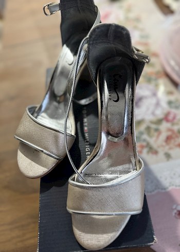 Beyaz Yılan Desenli Tokalı İnce Topuklu Kadın Ayakkabı - Görsel 2